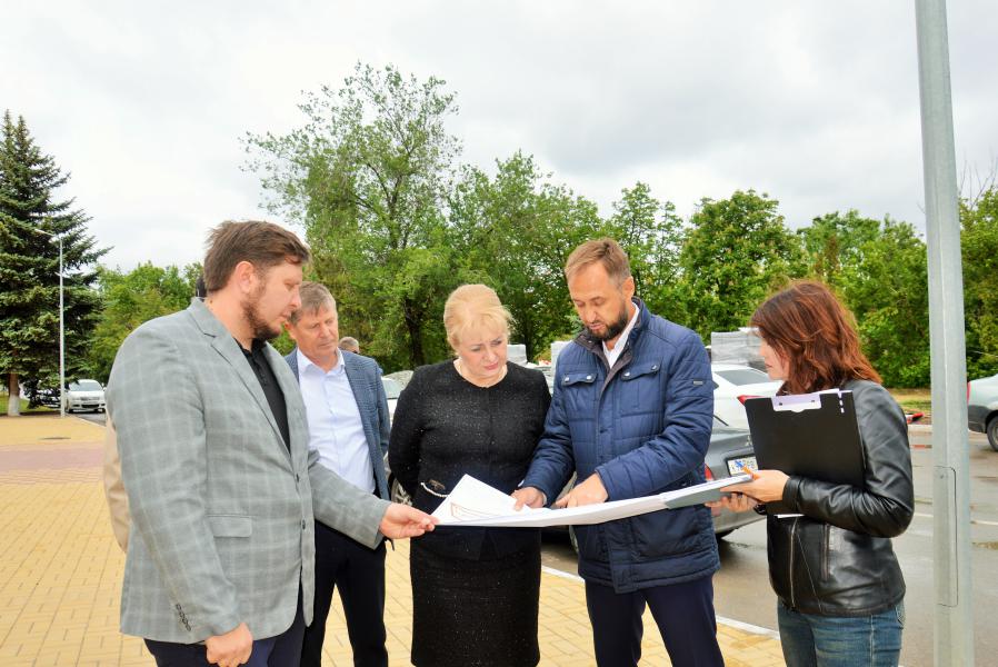 В Белокалитвинском районе продолжается благоустройство сквера «Молодежный»