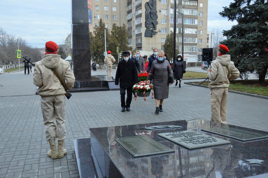 В День Неизвестного солдата в Белой Калитве к мемориальным комплексам возложили цветы 
