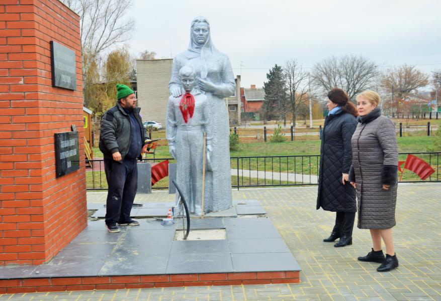 Ход выполнения работ на мемориале, расположенном в селе Литвиновка проинспектировала глава Администрации района Ольга Мельникова