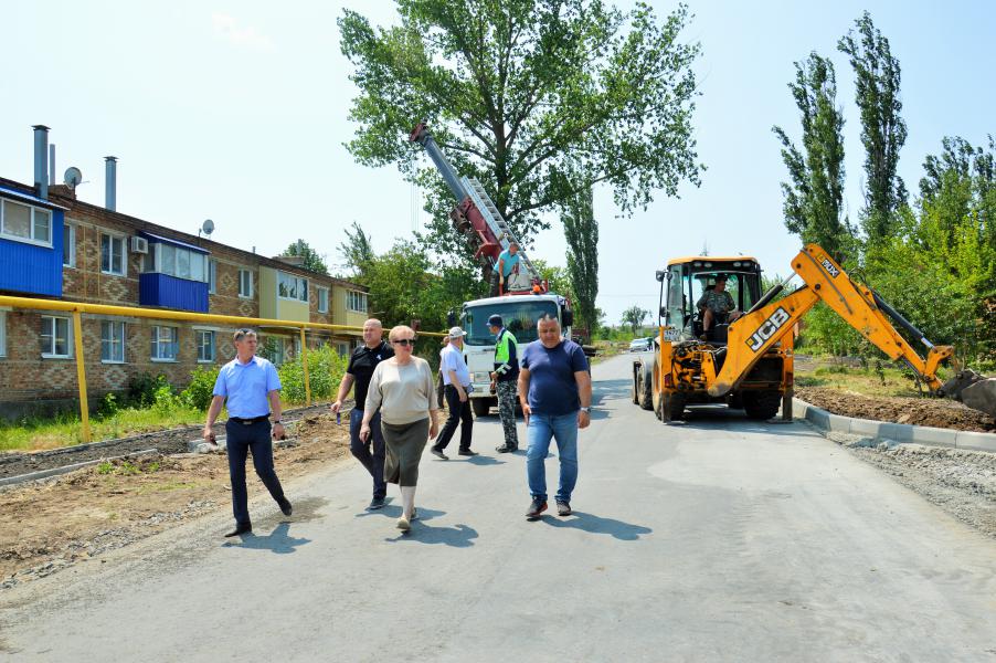 В поселке Синегорском продолжается капитальный ремонт автомобильной дороги по улице Макарова