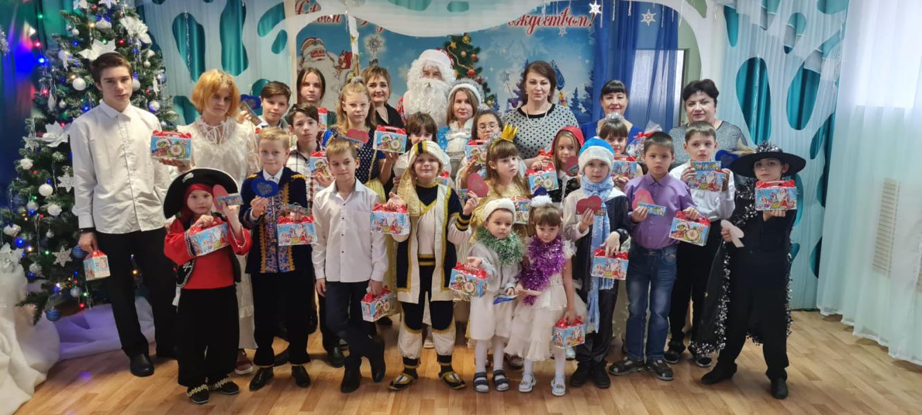 С наступающим Новым годом и предстоящими праздниками   воспитанников ГБУ СОН РО «Социально-реабилитационный центр для несовершеннолетних Белокалитвинского района» поздравила заместитель главы Администрации Белокалитвинского района по социальным вопросам Е