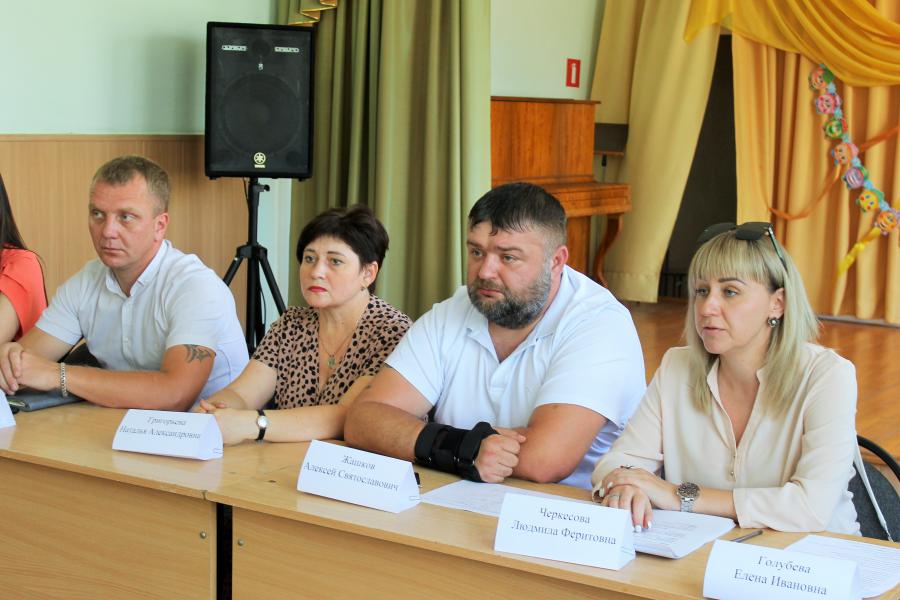 23.06.2022 в Доме детского творчества под председательством заместителя главы Администрации по молодёжной политике, спорту, культуре и вопросам казачества Марины Мирской состоялся «Круглый стол» с представителями общественных организаций, членов комиссии 