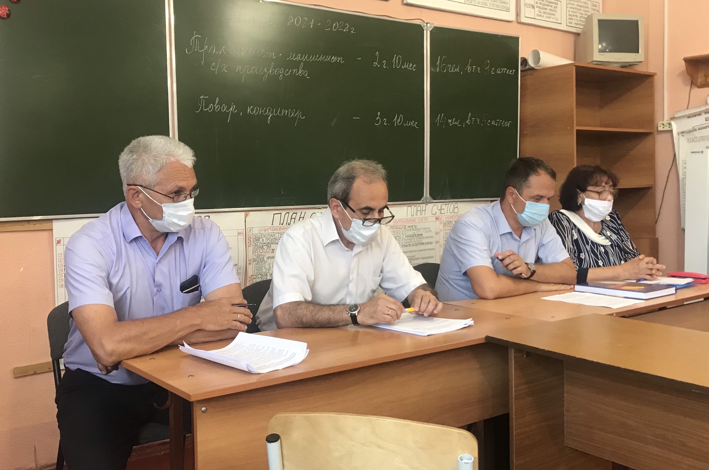 Заместитель главы Администрации района по жилищно-коммунальному хозяйству Олег Каюдин провел встречу с жителями Коксовского сельского поселения