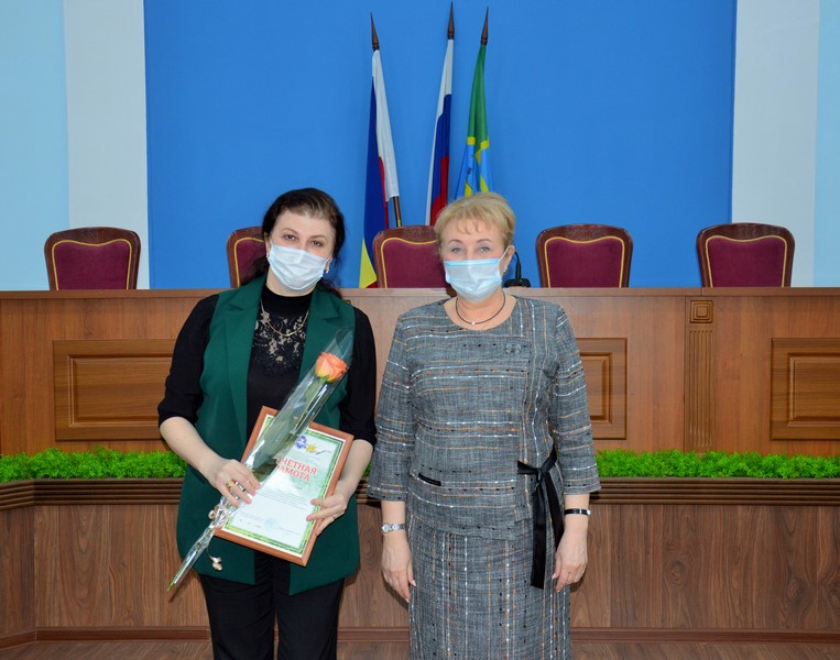 Глава Администрации района вручила Почетные грамоты за вклад в деле патриотического воспитания подрастающего поколения