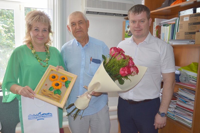 Глава Администрации района Ольга Мельникова поздравила с 65-летним юбилеем Петра Пузанова