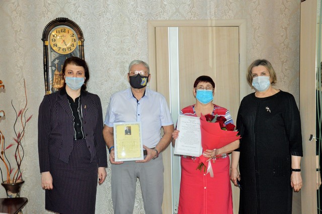 Супружеская пара Чернышковых принимает поздравления с золотым юбилеем семейной жизни