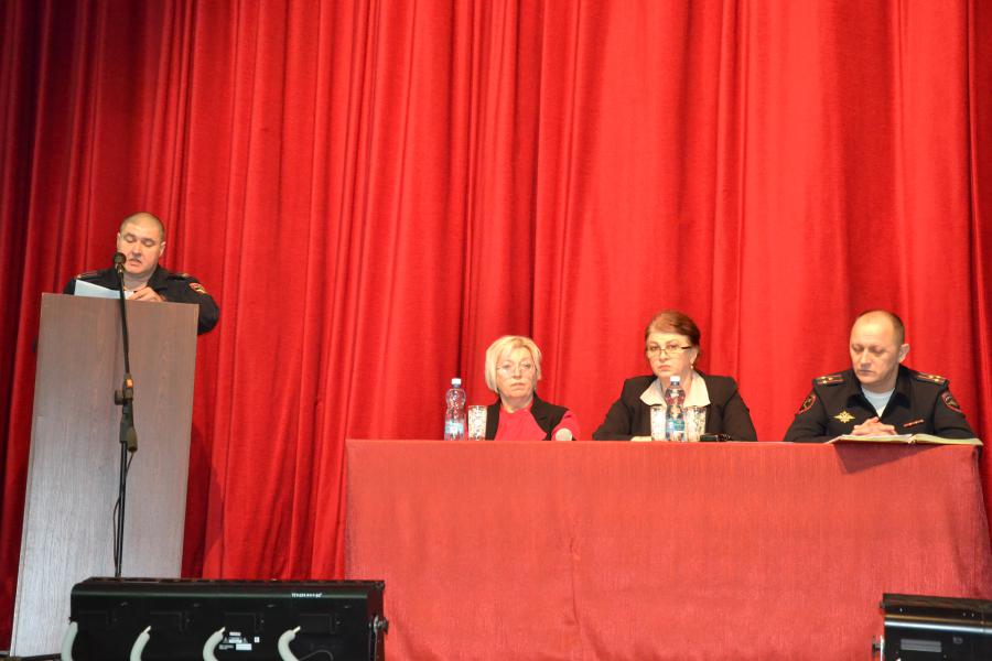 На территории Шолоховского городского поселения прошла встреча информационной группы Администрации Белокалитвинского района  под руководством заместителя главы Администрации района по социальным вопросам Елены Керенцевой с жителями поселения