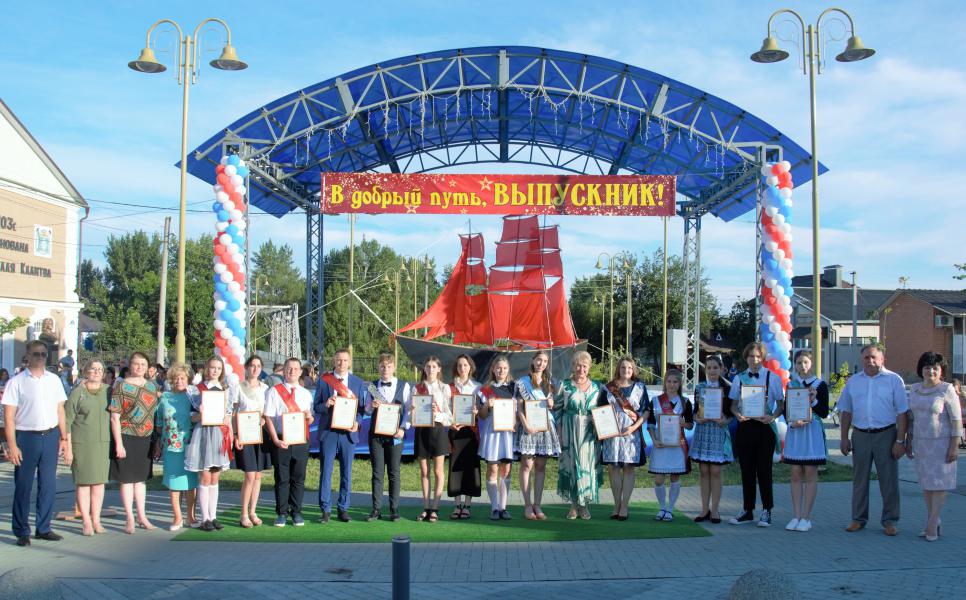 В Белой Калитве прошел районный выпускной бал «Алые паруса» 