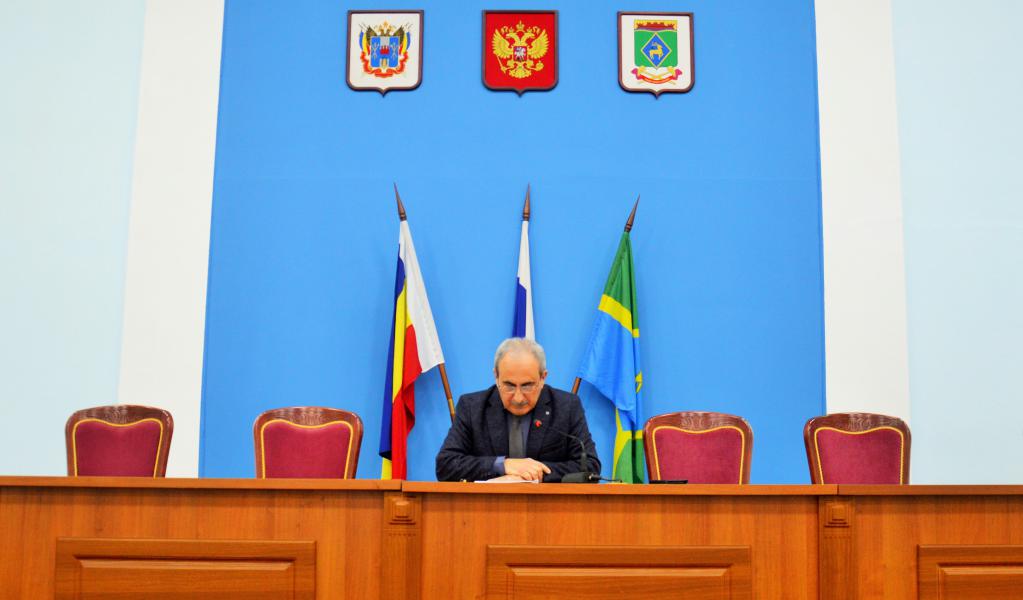 Первый заместитель главы Администрации Белокалитвинского района по жилищно-коммунальному хозяйству и делам ГО и ЧС Олег Эдуардович Каюдин 26.12.2025 провел заседание комиссии