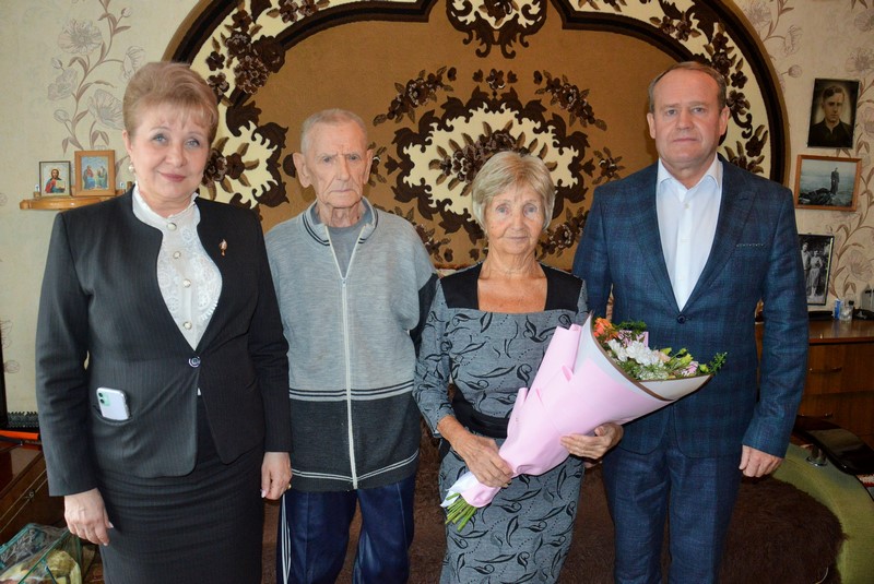 Ольга Мельникова поздравила долгожителей с Днем пожилого человека и поблагодарила за многолетний труд на благо района