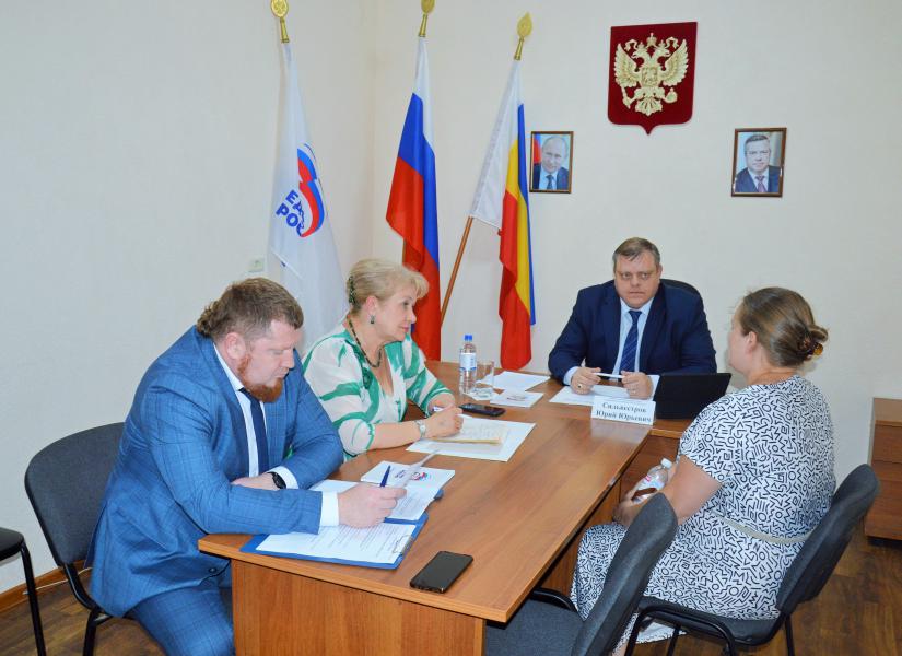 Министр строительства Ростовской области и глава Администрации Белокалитвинского района провели прием граждан