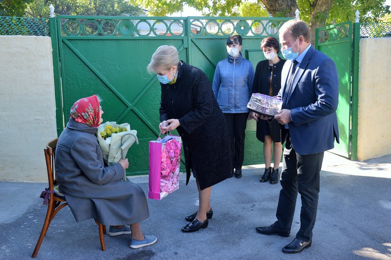Глава Администрации района Ольга Мельникова поблагодарила долгожителей за многолетний труд на благо района