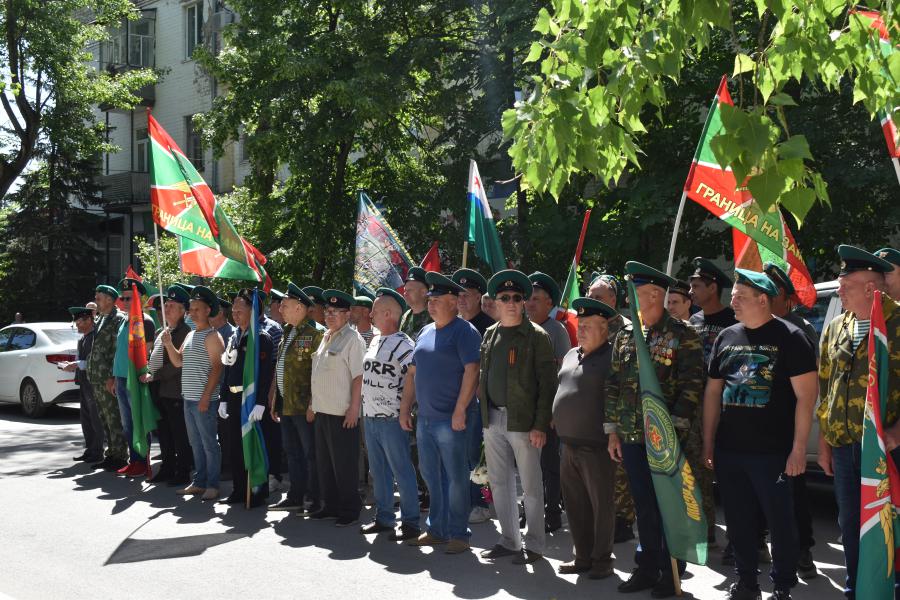 В Белой Калитве прошла церемония возложения цветов, посвященная 106-ой годовщине пограничных войск Российской Федерации