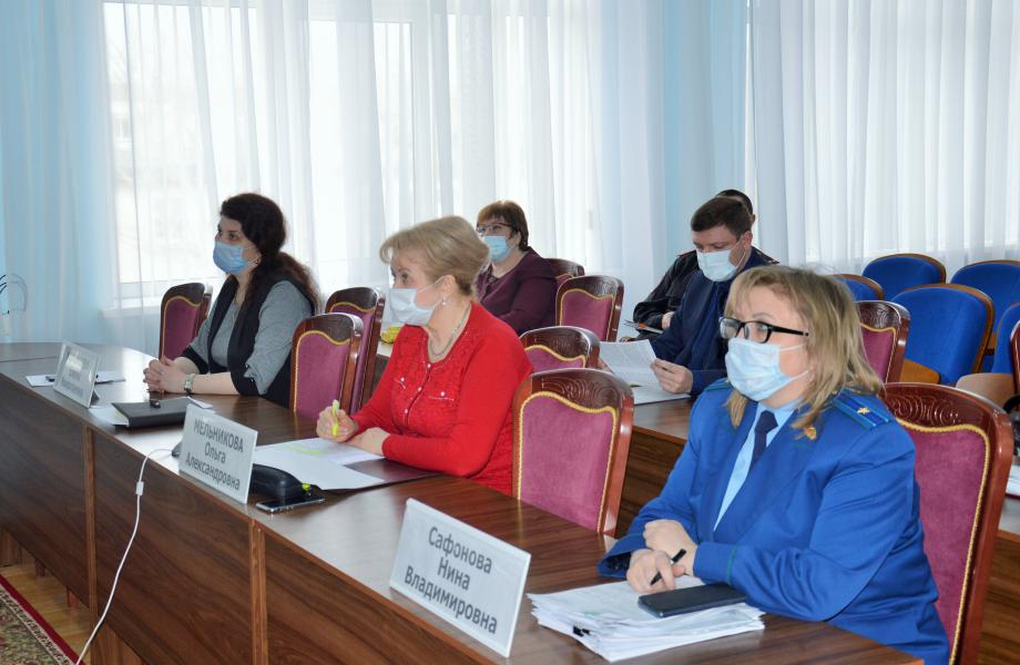 Глава Администрации района Ольга Мельникова и члены оперативного штаба по профилактике завозных случаев коронавирусной инфекции на территории Белокалитвинского района обсудили сложившуюся ситуацию с распространением пандемии