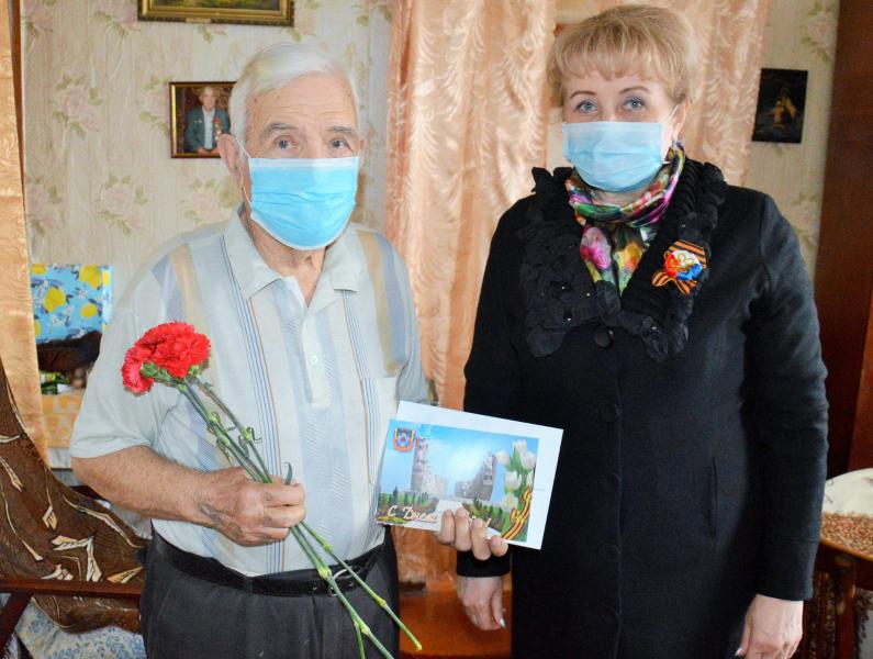 Белокалитвинским ветеранам Великой Отечественной войны вручают поздравительные открытки и материальную помощь от Губернатора области и главы Администрации района