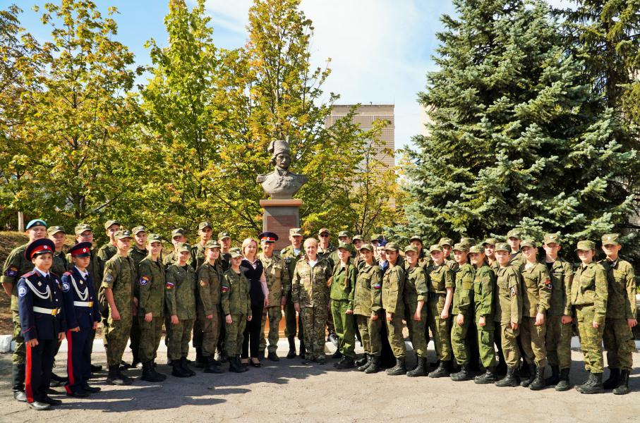 Делегация Белокалитвинского района во главе с Ольгой Мельниковой посетила кадетские корпуса ЛНР