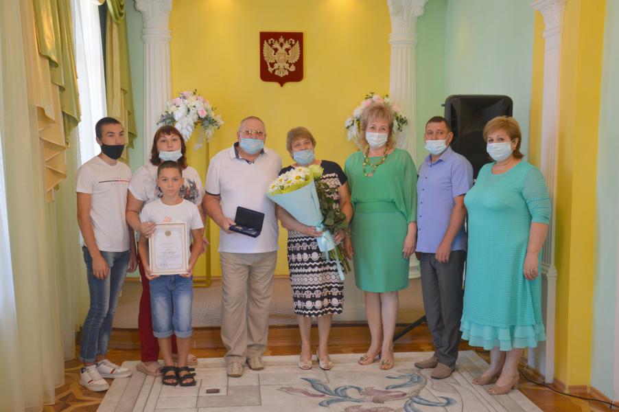 В День семьи, любви и верности трем белокалитвинским семейным парам вручены награды 