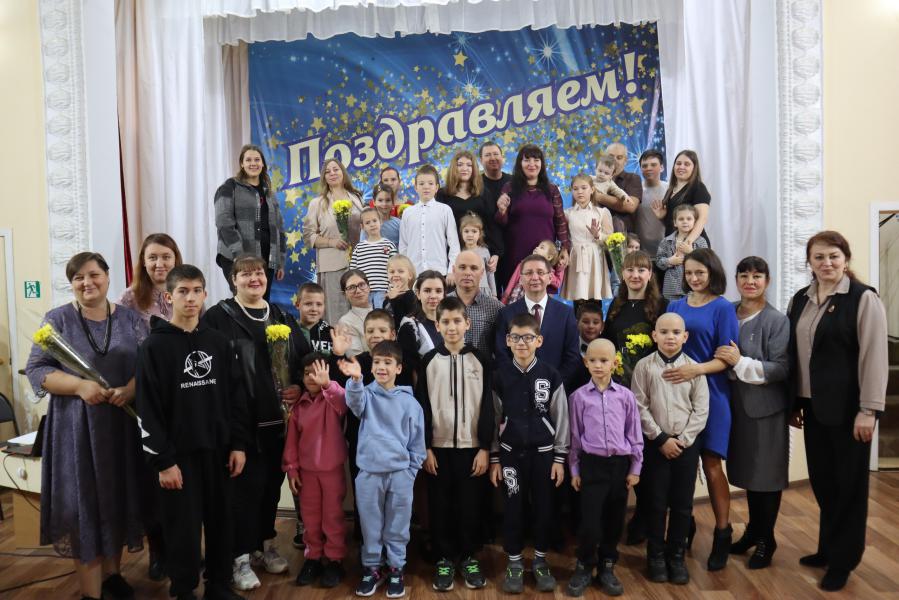 22 ноября в малом зале Дворца культуры им. В.П. Чкалова состоялось торжественное мероприятие, посвященное дню Матери «Прекрасен мир любовью Материнской»