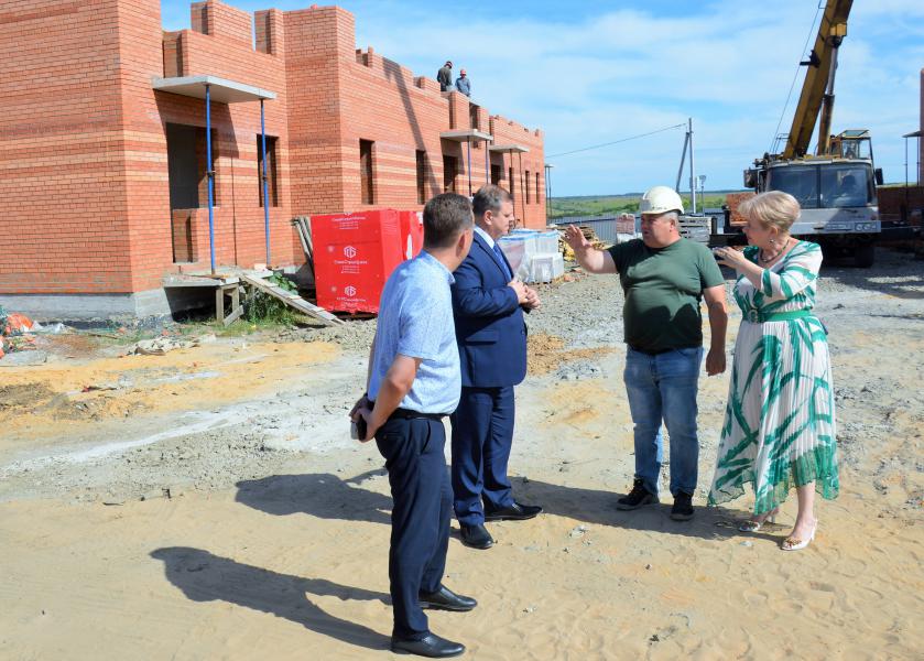 Министр строительства Ростовской области и глава Администрации Белокалитвинского района оценили ход строительства домов