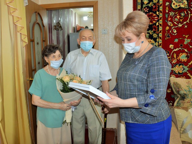 Глава Администрации района Ольга Мельникова поздравила супружескую пару Гуреевых с бриллиантовой годовщиной свадьбы