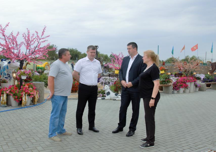 В Белокалитвинском районе директор департамента потребительского рынка Ростовской области Алексей Панкратов провел прием граждан по личным вопросам