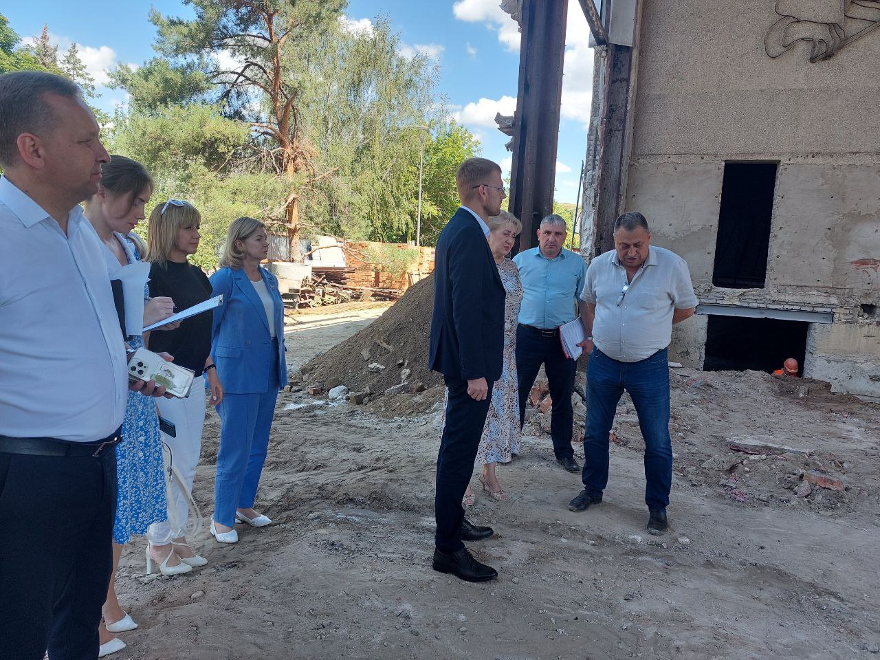 Глава Администрации Белокалитвинского района Ольга Мельникова вместе с председателем комитета по молодежной политике Олегом Отроковым проинспектировали, как продолжается реконструкция здания многофункционального молодёжного центра