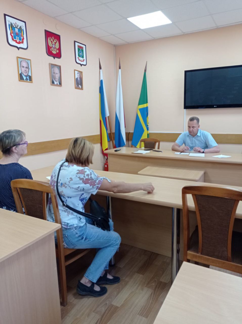 В ходе личного приема заместитель главы Администрации района по строительству, промышленности, транспорту, связи рассмотрел обращения шести жителей района