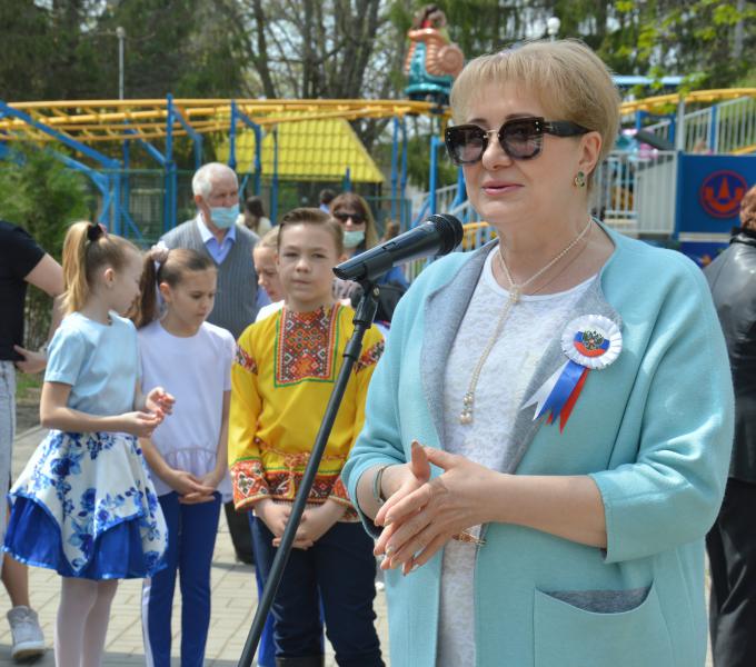 Уважаемые белокалитвинцы! Поздравляю вас с праздником Весны и Труда!