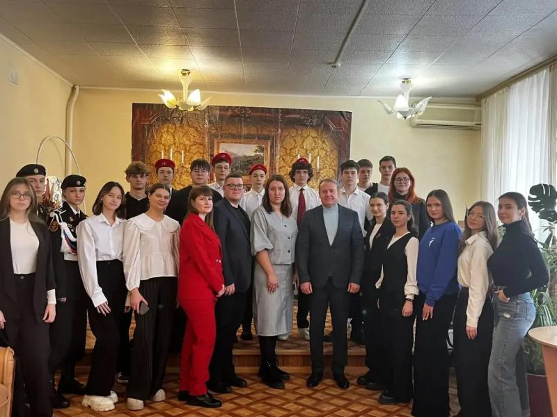 В центре социального обслуживания населения под руководством председателя Собрания депутатов Сергея Харченко состоялось заседание молодежного парламента