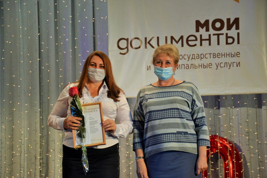 Глава Администрации района Ольга Мельникова поздравила коллектив МФЦ с 10-летним юбилеем и поблагодарила их за плодотворную работу