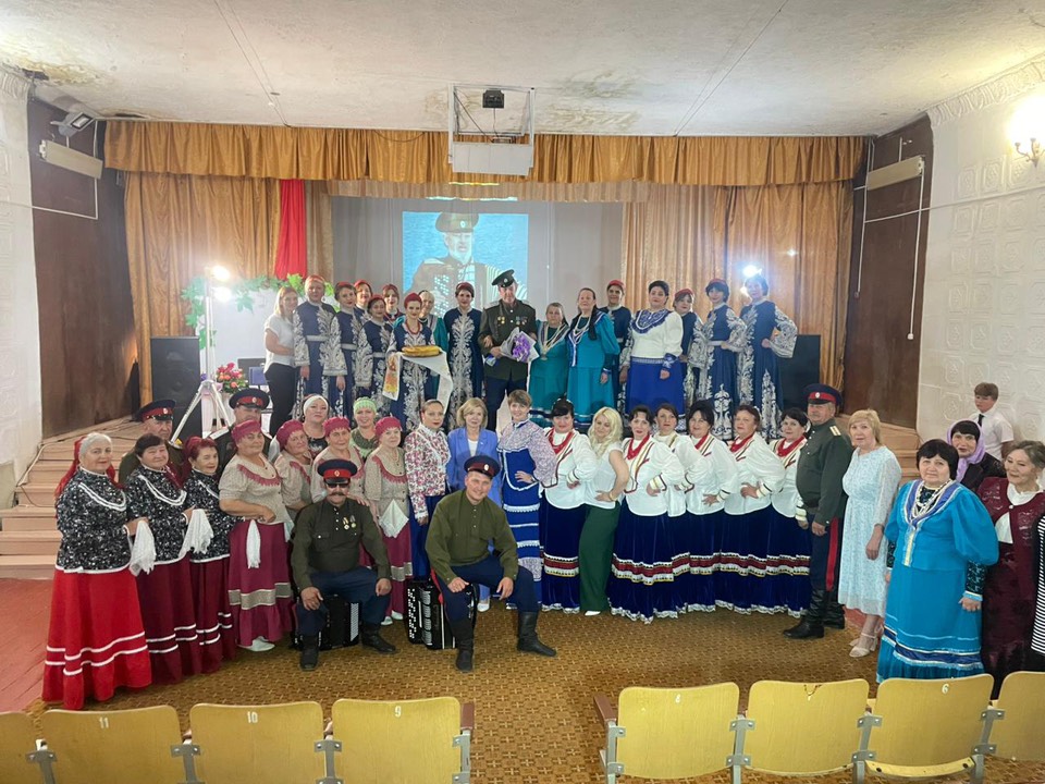 в Доме культуры им. М. Горького МБУК Синегорского сельского поселения «Синегорская клубная система» состоялся отчет о творческой работе руководителя народного казачьего хора «Красные лампасы»