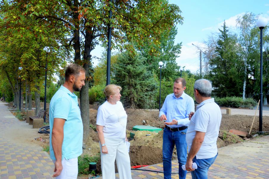 Глава Администрации района Ольга Мельникова и первый заместитель министра жилищно-коммунального хозяйства Ростовской области Дмитрий Беликов проинспектировали ход благоустроительных работ на объектах района