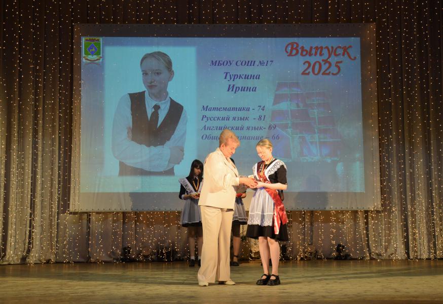 Глава Администрации района Ольга Мельникова поздравила белокалитвинских выпускников с успешным окончанием школы