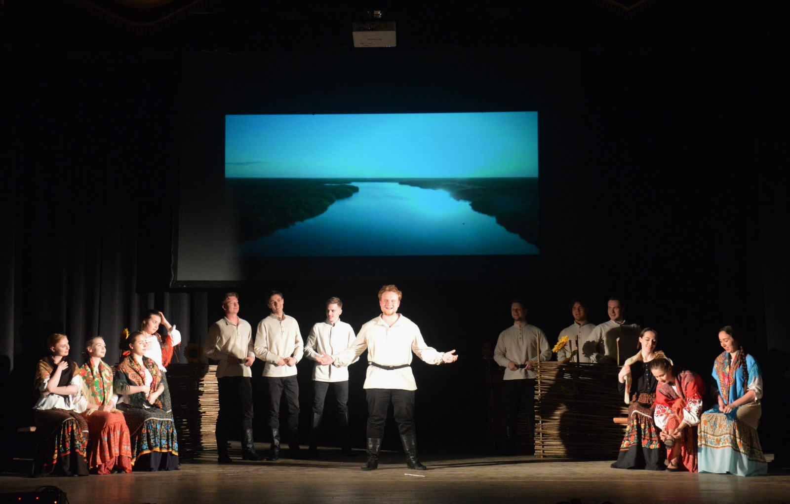27.05.2023 в МБУК «ДК им. В.П. Чкалова», 28.05.2023 в МБУК «ДК р.п. Шолоховский» состоялись спектакли от режиссёра, заслуженного артиста России Василия Мищенко