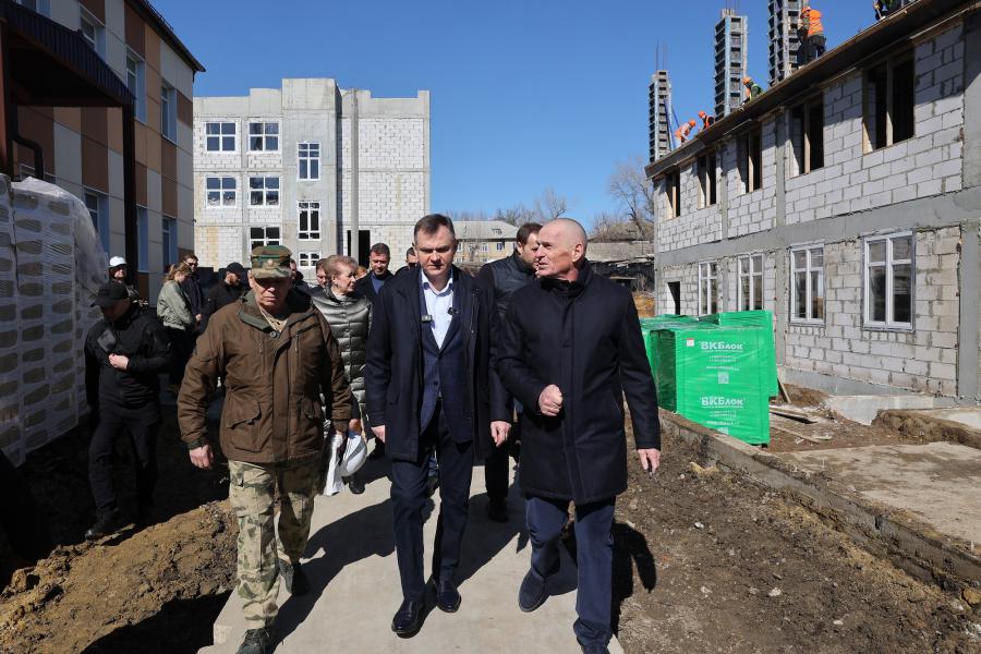 Юрий Слюсарь проверил ход работ по реконструкции Мариинской гимназии и посетил парк имени Маяковского 