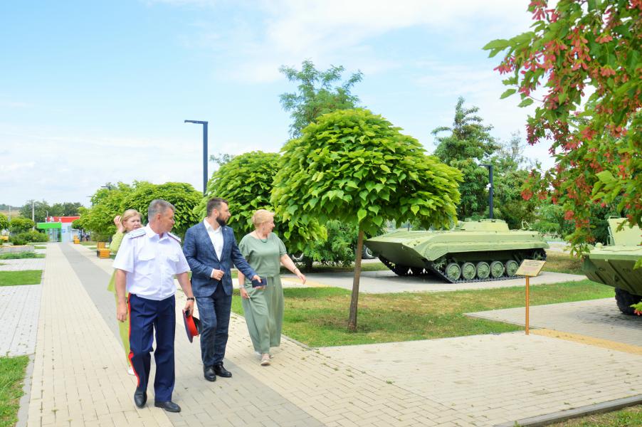 Ольга Мельникова познакомила участника президентской программы «Время героев» майора Святослава Харитонова с работой органов местного самоуправления Белокалитвинского района