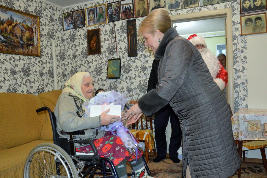 Ольга Мельникова поздравила жительницу района со 100-летим