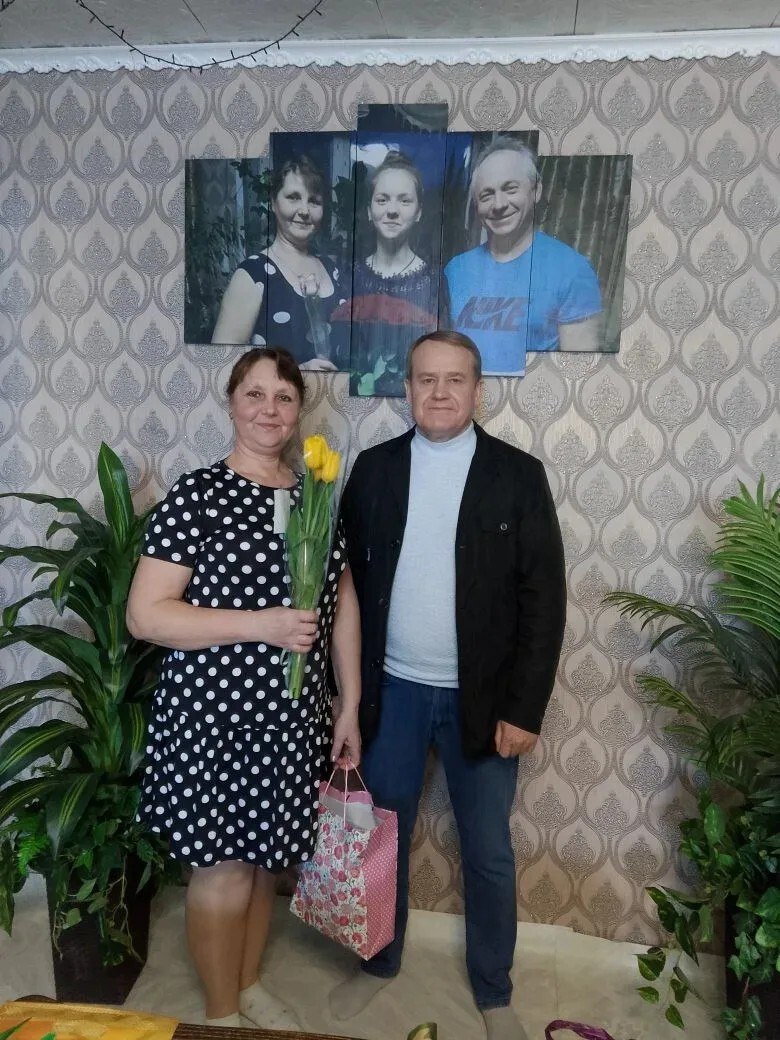 В Международный женский день председатель Собрания депутатов Сергей Харченко встретился с мамой участника специальной военной операции, чтобы поздравить с ее праздником