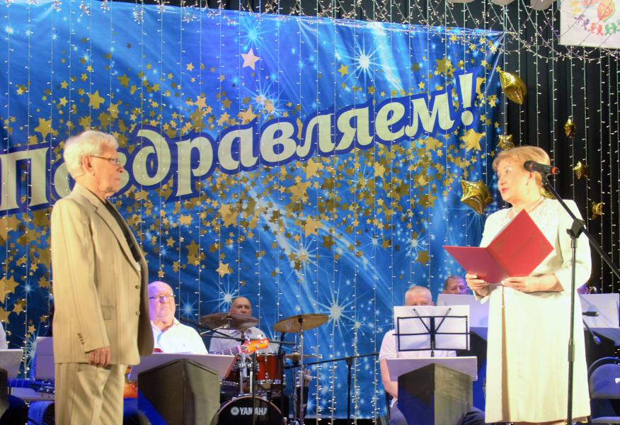 Глава Администрации района Ольга Мельникова поздравила с 85-летием знаменитого музыканта Виктора Степановича Гайдукова 