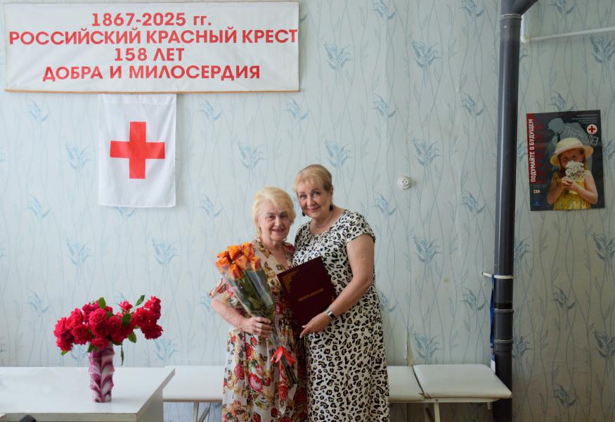 Руководитель Белокалитвинского отделения Красного Креста Тамара Стефановна Липовая принимает поздравления с 85-летним юбилеем