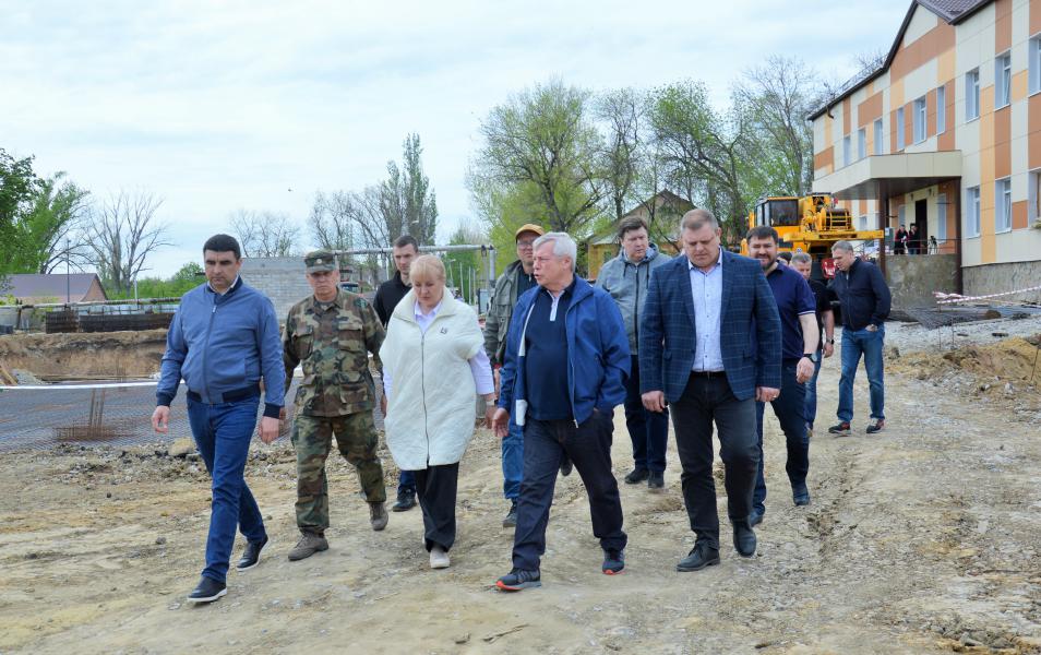 Глава региона Василий Голубев проверил ход работ на строительной площадке в Мариинской гимназии