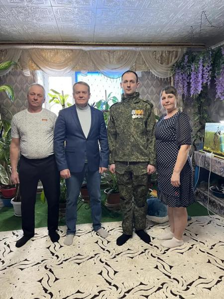 В День защитника Отечества председатель Собрания депутатов Сергей Харченко встретился с участником специальной военной операции