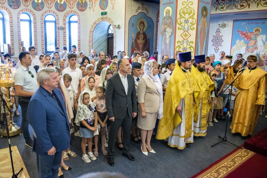 Донской губернатор Василий Голубев передал в дар храму мученика Виктора Никомидийского Казанскую икону Божией Матери 