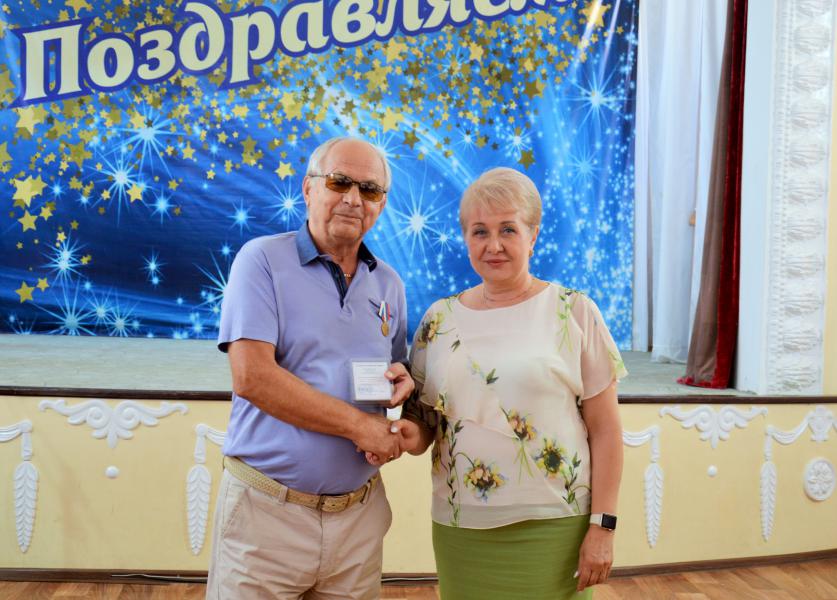 Глава Администрации района наградила белокалитвинских строителей