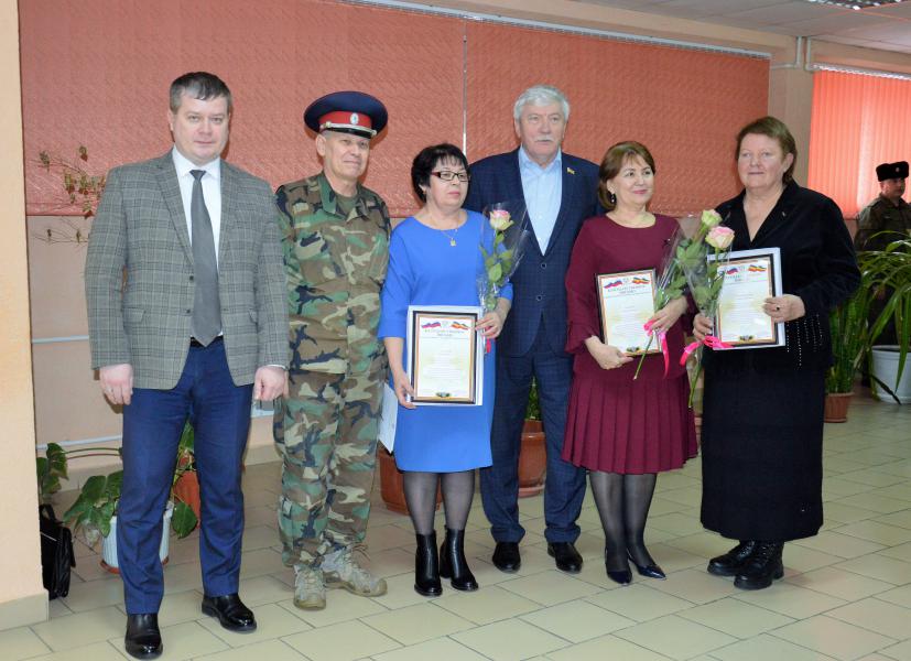 Педагогам Белокалитвинского Матвея Платова казачьего кадетского корпуса вручены поощрения донского парламента