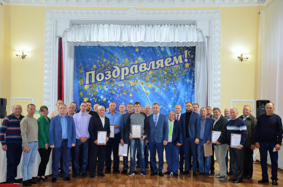 Работники и ветераны транспортных предприятий района отмечены за вклад в развитие автомобильной отрасли