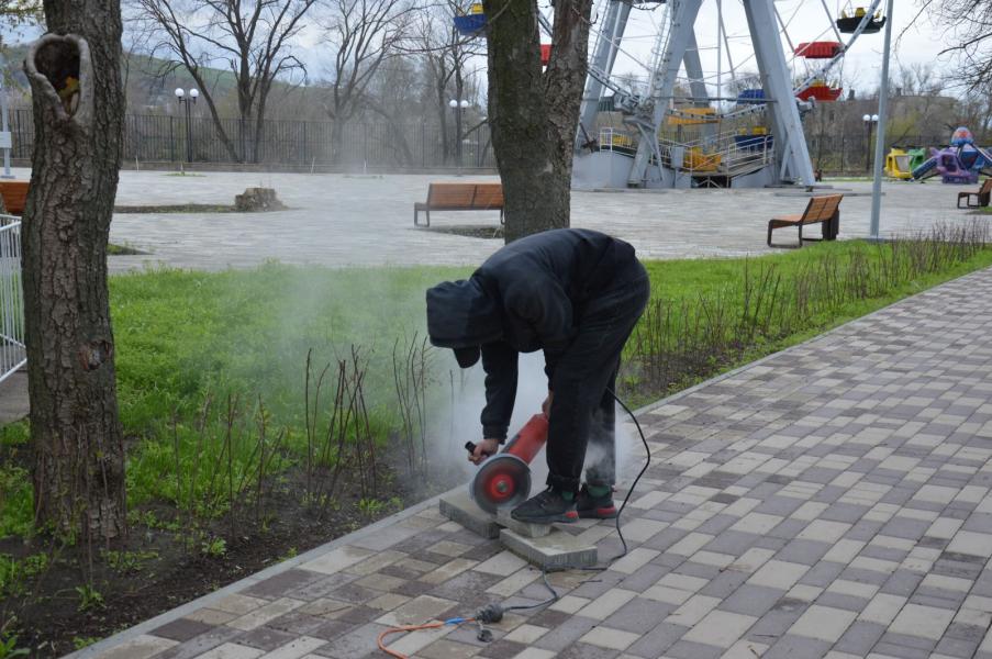 В парке им. Маяковского  в Белой Калитве устраняют недочеты после проведенного благоустройства