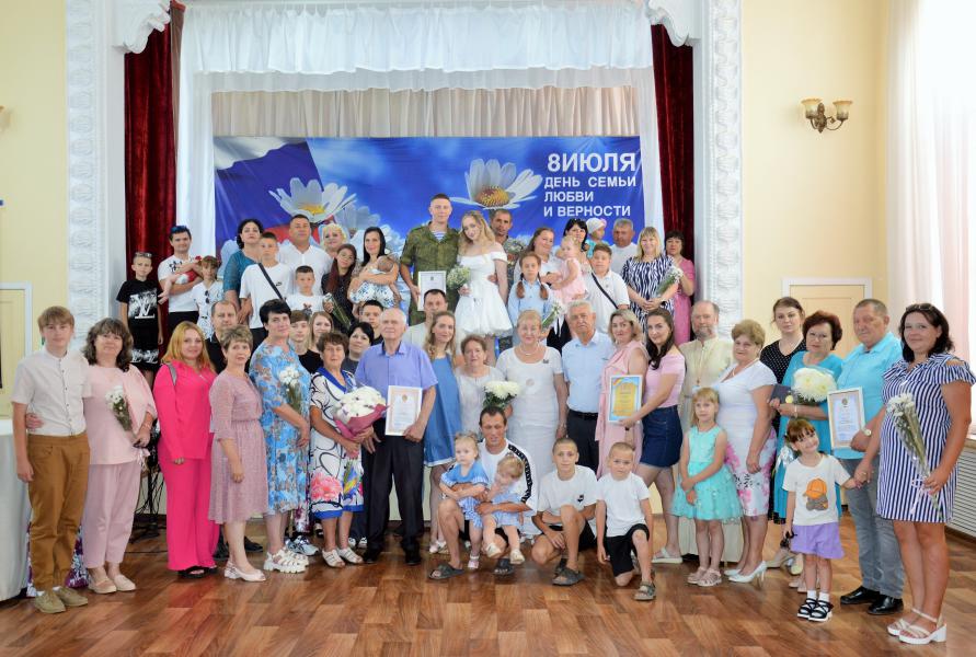 Семьи Белокалитвинского района принимают поздравления с Днем семьи, любви и верности