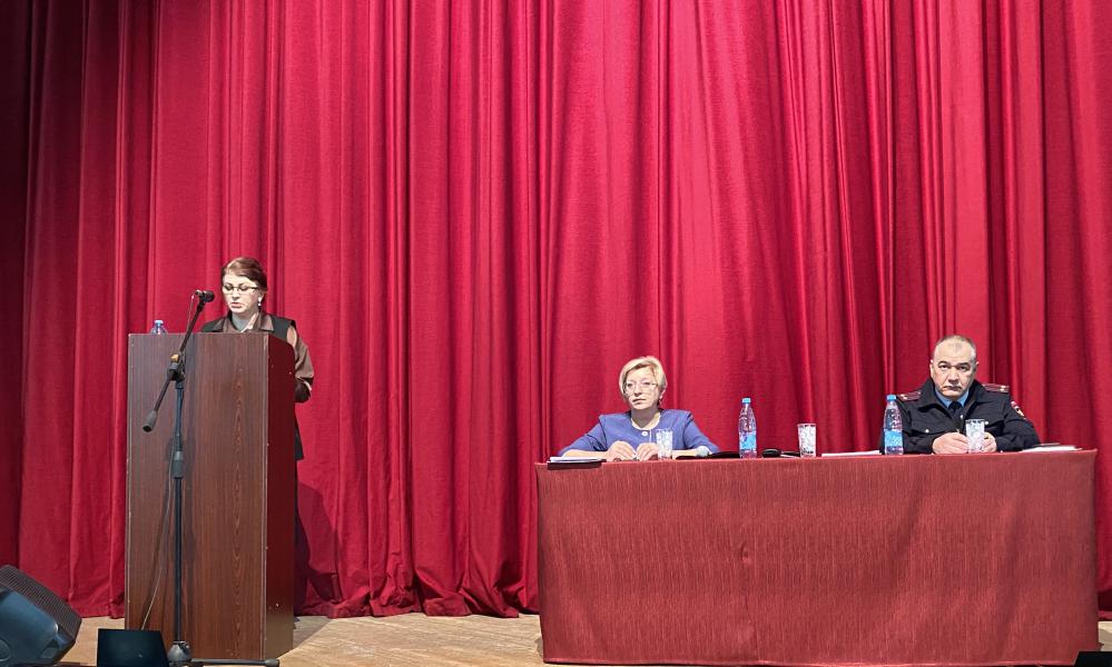 Информационная группа Администрации Белокалитвинского района под руководством заместителя главы Администрации района по социальным вопросам Елены Керенцевой встретилась с жителями Шолоховского городского поселения