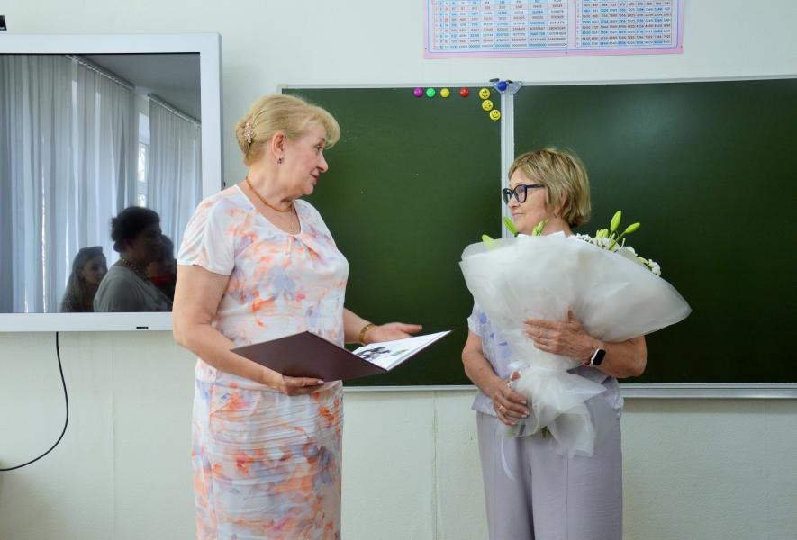 Ольга Мельникова поздравила с выходом на заслуженный отдых директора городской школы № 5 Татьяну Ивановну Карявкину